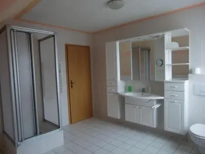 Ein Badezimmer in der Unterkunft Apartment Appartement mit Blick auf das Wasser by Interhome