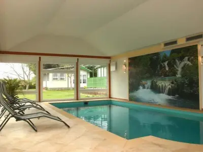 Der Swimmingpool an oder in der Nähe von Apartment Appartement mit Blick auf das Wasser by Interhome