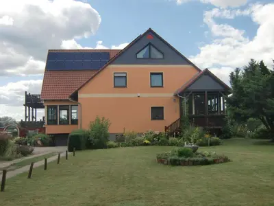 Ein Garten an der Unterkunft Apartment für 5 Personen in Radewege- Berlin by Interhome