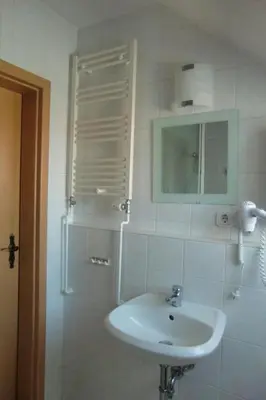 Ein Badezimmer in der Unterkunft Apartment Nette Wohnung mit Garten- Grill und Pool by Interhome
