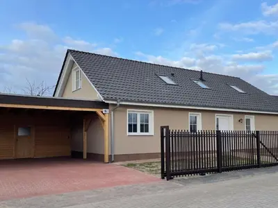 Das Gebäude in dem sich das Ferienhaus befindet