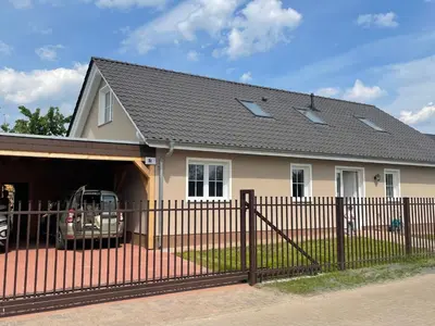 Das Gebäude in dem sich das Ferienhaus befindet