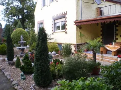 Ein Garten an der Unterkunft Apartment Gemütliche Wohnung mit Terrasse by Interhome