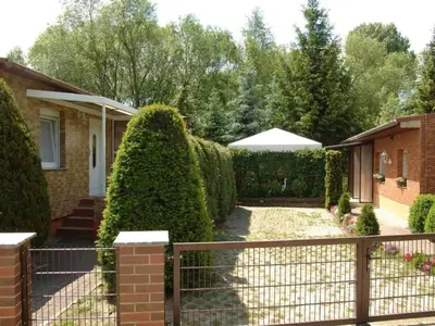 Ein Garten an der Unterkunft Holiday Home in Alt-Schadow mit Grill und Terrasse by Interhome