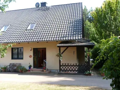 Das Gebäude in dem sich die Ferienwohnung befindet