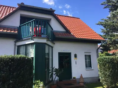 Das Gebäude in dem sich das Ferienhaus befindet