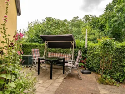 Ein Garten an der Unterkunft Apartment FW am Kanal by Interhome