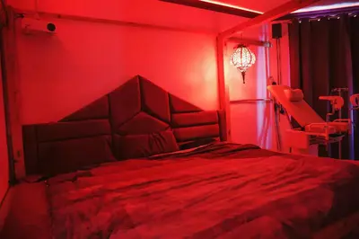 Ein Bett oder Betten in einem Zimmer der Unterkunft Kinky boudoir, cosy & beautiful