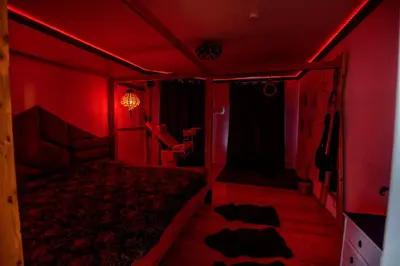 Ein Bett oder Betten in einem Zimmer der Unterkunft Kinky boudoir, cosy & beautiful