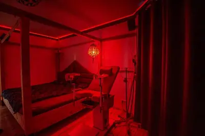Ein Bett oder Betten in einem Zimmer der Unterkunft Kinky boudoir, cosy & beautiful