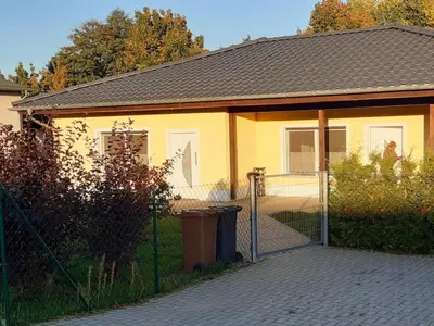 Das Gebäude in dem sich das Ferienhaus befindet