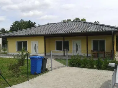 Das Gebäude in dem sich das Ferienhaus befindet