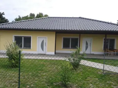 Das Gebäude in dem sich das Ferienhaus befindet