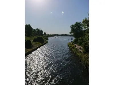 Blick auf einen Fluss in der Nähe des Ferienhauses