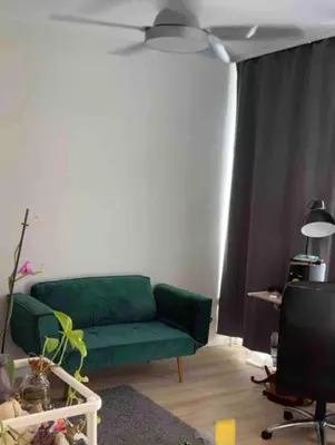 Ein Sitzbereich in der Unterkunft Cozy, green studio with a balcony in Berlin