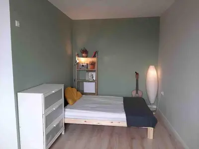 Ein Bett oder Betten in einem Zimmer der Unterkunft Cozy, green studio with a balcony in Berlin