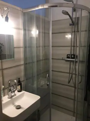 Ein Badezimmer in der Unterkunft Cozy, green studio with a balcony in Berlin