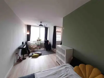 Ein Bett oder Betten in einem Zimmer der Unterkunft Cozy, green studio with a balcony in Berlin