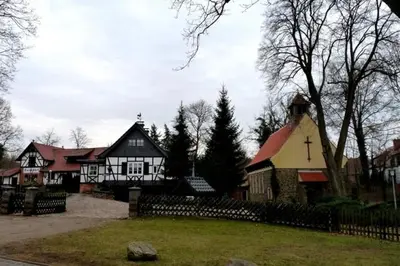 Das Gebäude in dem sich das Ferienhaus befindet