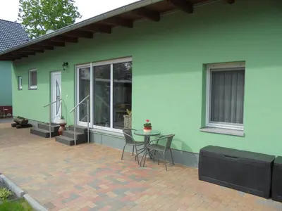 Das Gebäude in dem sich das Ferienhaus befindet