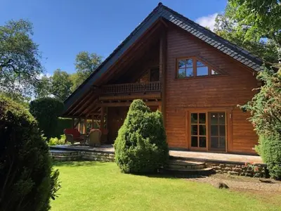 Ein Garten an der Unterkunft Blockhaus am Waldrand