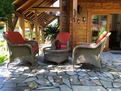 Ein Sitzbereich in der Unterkunft Blockhaus am Waldrand