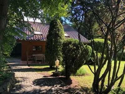 Ein Garten an der Unterkunft Blockhaus am Waldrand