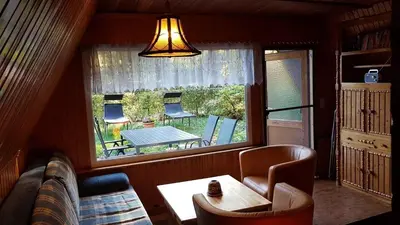 Ein Sitzbereich in der Unterkunft Finnhütte am Lübbesee
