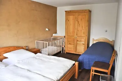 Ein Bett oder Betten in einem Zimmer der Unterkunft Die Bauernstube im Haus Sonnenaufgang - viel Platz und ebenerdig