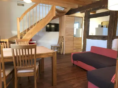 Ein Sitzbereich in der Unterkunft Hirtenwohnung im Arbeiterhaus