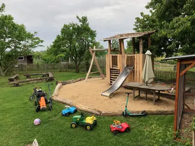 Ein Kinderspielbereich in der Unterkunft Hirtenwohnung im Arbeiterhaus
