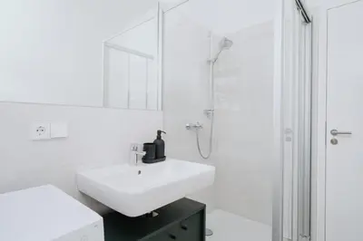 Ein Badezimmer in der Unterkunft Homely Berlin - Modern , Balcony , Near River , Family & Business