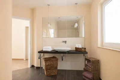 Ein Badezimmer in der Unterkunft 4-Raum-Apartment - Disney Plus WLAN Parkplatz
