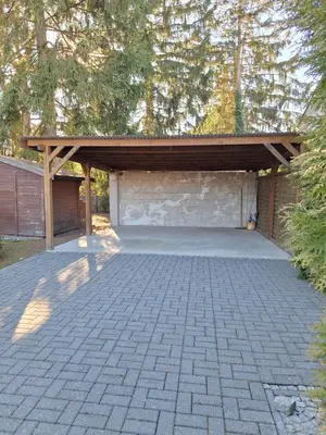 Das Gebäude in dem sich das Ferienhaus befindet