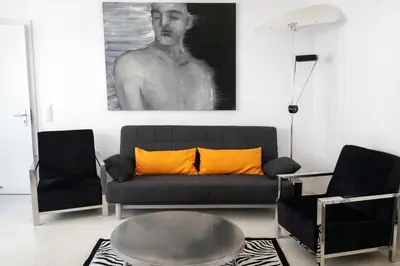 Ein Sitzbereich in der Unterkunft Artist LOFT in backyard shed