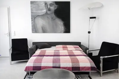 Ein Bett oder Betten in einem Zimmer der Unterkunft Artist LOFT in backyard shed