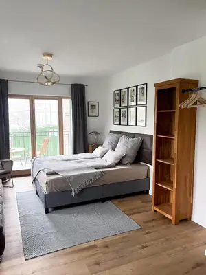 Ein Bett oder Betten in einem Zimmer der Unterkunft Altstadtflair Modernes Studio mit Gartenblick