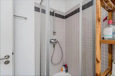 Ein Badezimmer in der Unterkunft Designer Loft with Big Rooftop and Office