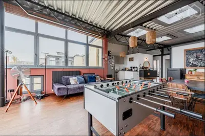 Eine Spielezimmer in der Unterkunft Designer Loft with Big Rooftop and Office