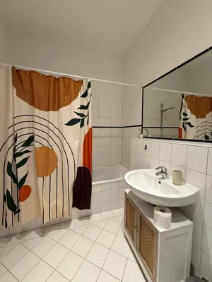 Ein Badezimmer in der Unterkunft Bright apartment in Prenzlauer Berg for 2-3 people