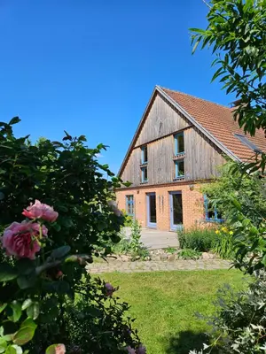 Ein Garten an der Unterkunft Ferienwohnung am Rosenbusch