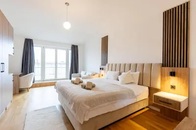 Ein Bett oder Betten in einem Zimmer der Unterkunft Modern Kudamm Luxury Home with 2 kitches