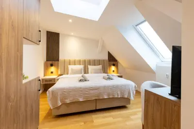 Ein Bett oder Betten in einem Zimmer der Unterkunft Modern Kudamm Luxury Home with 2 kitches