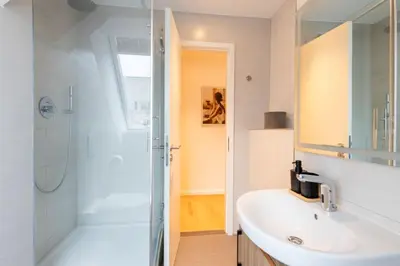 Ein Badezimmer in der Unterkunft Modern Kudamm Luxury Home with 2 kitches