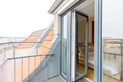 Ein Balkon oder eine Terrasse in der Unterkunft Modern Kudamm Luxury Home with 2 kitches