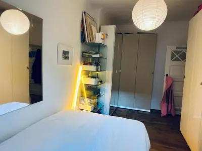 Ein Bett oder Betten in einem Zimmer der Unterkunft Beautiful Room in Contemporary Altbau !