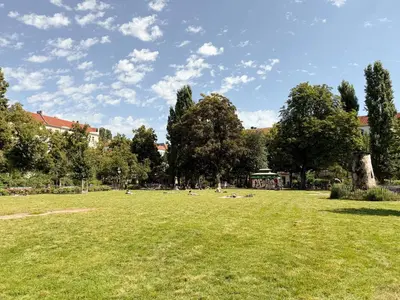 Ein Garten an der Unterkunft NOOK Stay architectural hideway in Friedrichshain