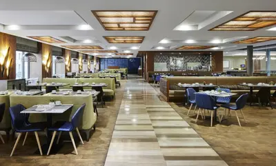 Ein Restaurant oder anderes Speiselokal in der Unterkunft TITANIC Chaussee Berlin