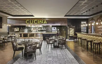 Ein Restaurant oder anderes Speiselokal in der Unterkunft TITANIC Chaussee Berlin