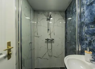 Ein Badezimmer in der Unterkunft Beautiful City Apartment Charlottenburg Berlin
